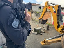 Imagem - Polícia remove barricada de facção que bloqueava acesso de carros em Valéria