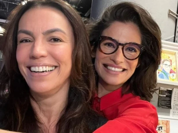 Ana Paula Araújo registra o momento em que Renata Vasconcellos apareceu de surpresa na redação. por Reprodução/Instagram