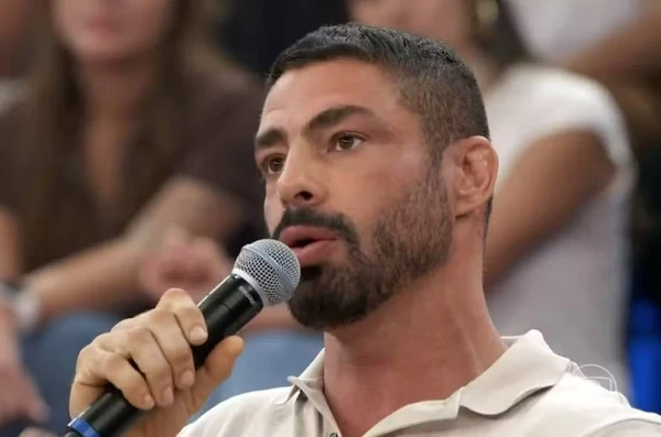 Cauã Reymond deu entrevista ao programa 