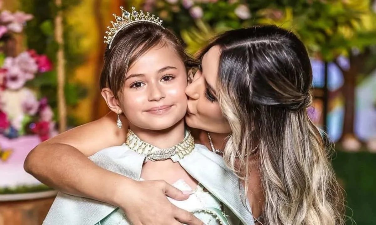 Deolane Bezerra e filha por Reprodução