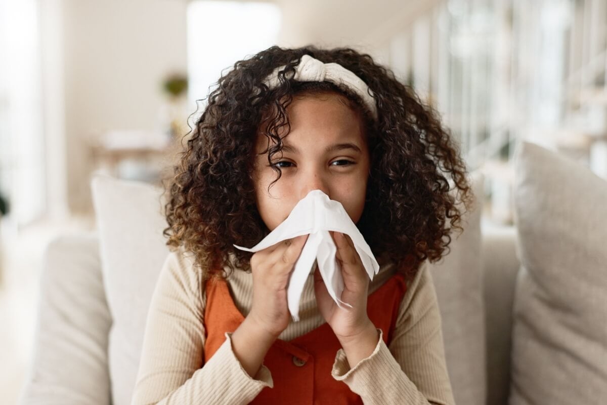Alguns cuidados ajudam a evitar doenças respiratórias nas crianças (Imagem: PeopleImages.com - Yuri A | Shutterstock)