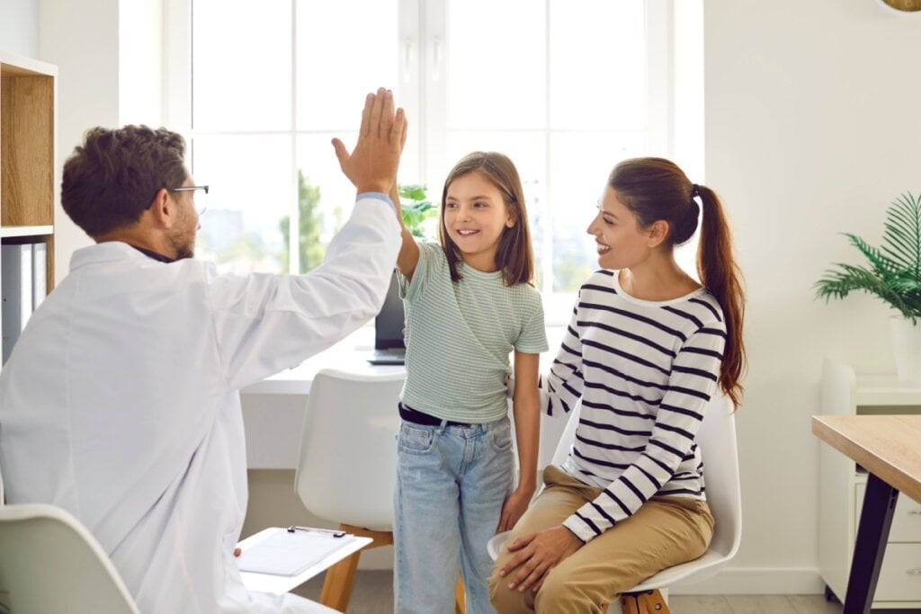 Evite ambientes cheio de pessoas e fechados com as crianças (Imagem: Studio Romantic | Shutterstock)
