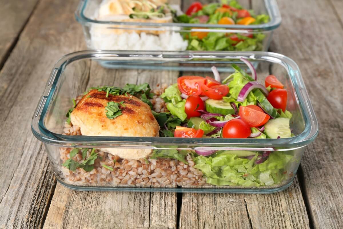 Frango grelhado com salada e trigo-sarraceno (Imagem: New África | Shutterstock) 