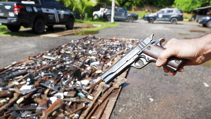 Entre janeiro e maio de 2025, o patrulhamento ostensivo promovido pela Polícia Militar e o trabalho de inteligência desenvolvido pela Polícia Civil resultaram nas apreensões de 3.147 fuzis, submetralhadoras, espingardas, pistolas e revólveres. por Feijão Almeida/ GOVBA