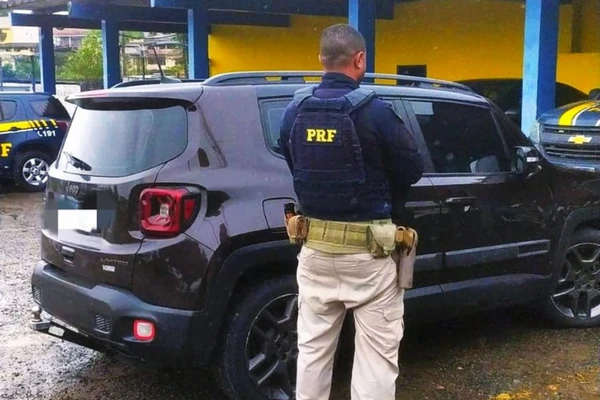 Homem compra carro roubado por meio de rede social e acaba detido pela PRF na BR 324