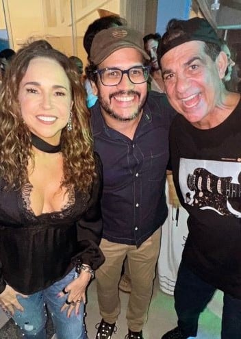 Ivete comemorou aniversário no Rio Vermelho por Reprodução