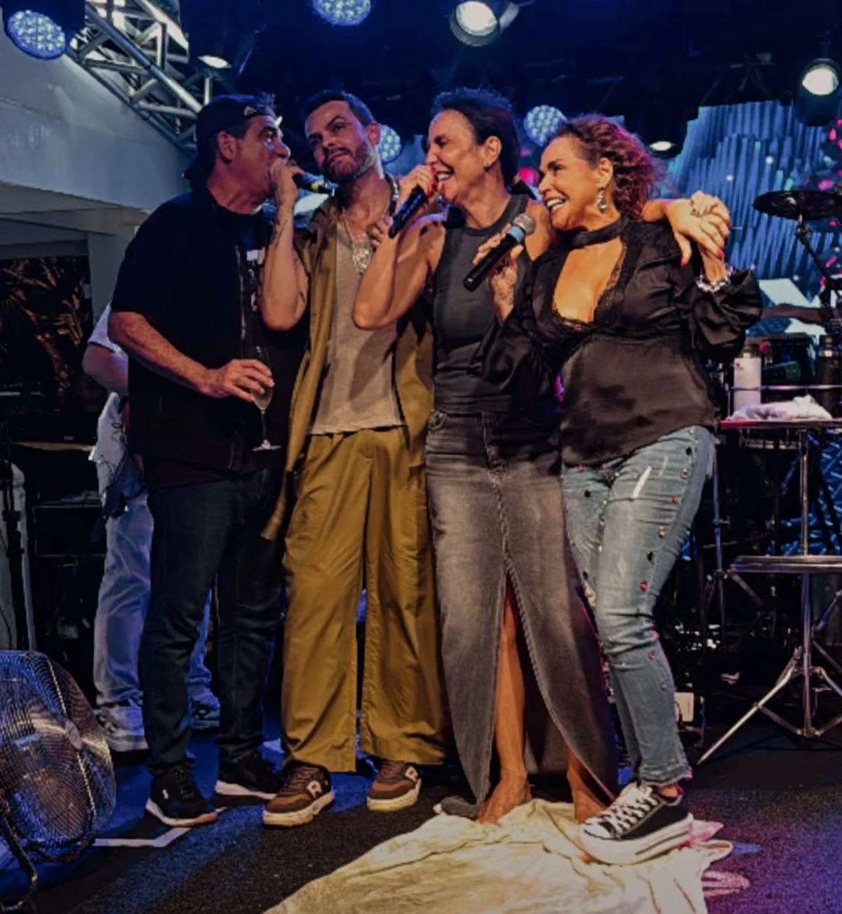 Ivete comemorou aniversário no Rio Vermelho por Reprodução