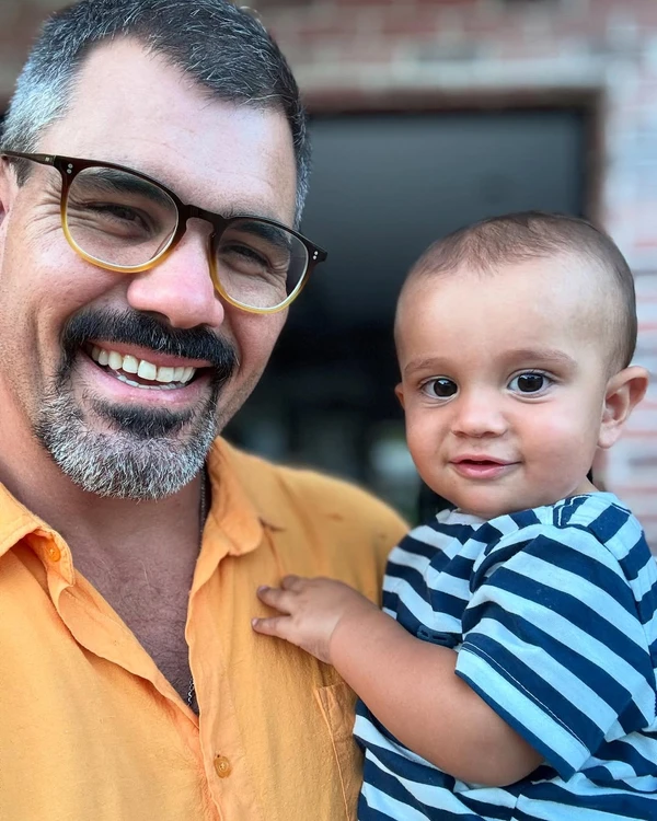 Juliano Cazarré com o caçula, Estevão por Reprodução/Instagram