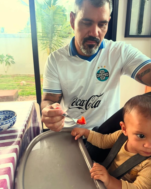 Juliano Cazarré com o caçula, Estevão por Reprodução/Instagram