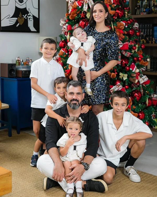 Juliano e Letícia Cazarré com os filhos por Reprodução/Instagram