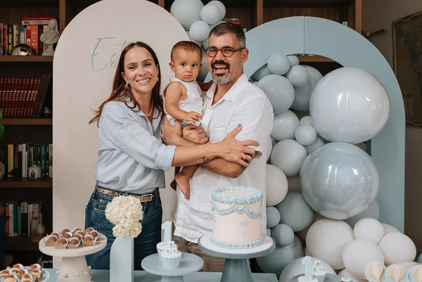 Letícia e Juliano Cazarré com o caçula, Estevão por Reprodução/Instagram
