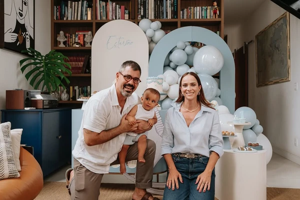 Letícia e Juliano Cazarré com o caçula, Estevão por Reprodução/Instagram