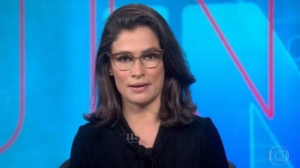 Renata Vasconcellos apareceu na Globo um dia antes do previsto e divertiu os colegas por Reprodução/TV Globo
