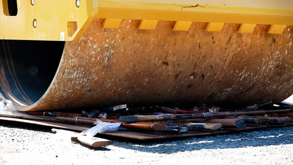 Rolo compressor destrói 1 tonelada de armas de fogo por Feijão Almeida/ GOVBA