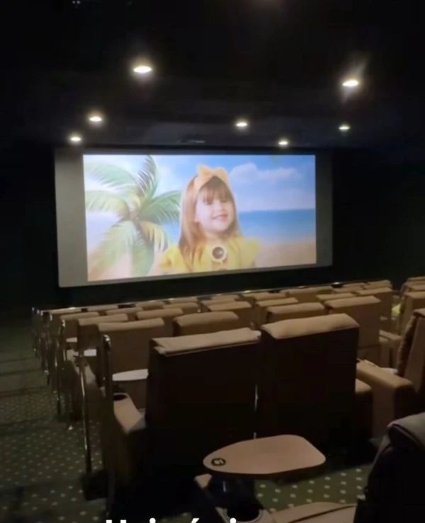 Aniversário foi em sala de cinema, fechada para a festa por Reprodução
