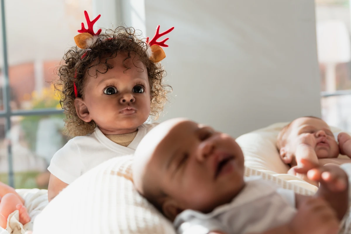 Bonecos fazem sucesso por aparência real  por Shutterstock