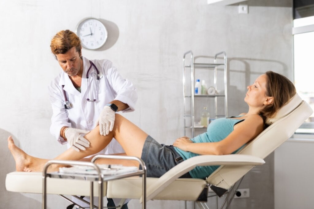 A identificação precoce de sintomas menos valorizados é importante para a prevenção de varizes (Imagem: BearFotos | Shutterstock)