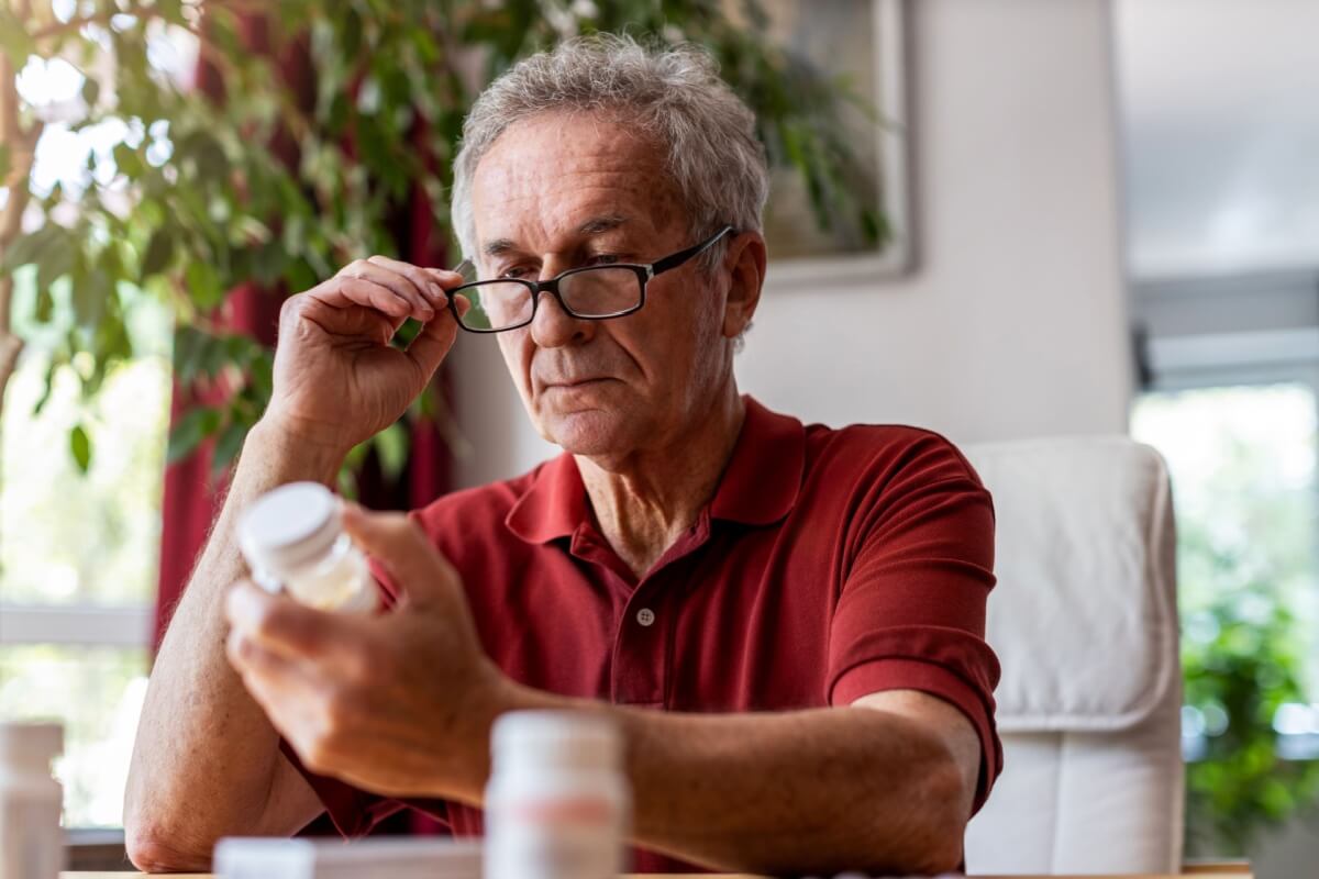 A polifarmácia pode comprometer a saúde e a qualidade de vida de pessoas idosas (Imagem: pikselstock | Shutterstock) 