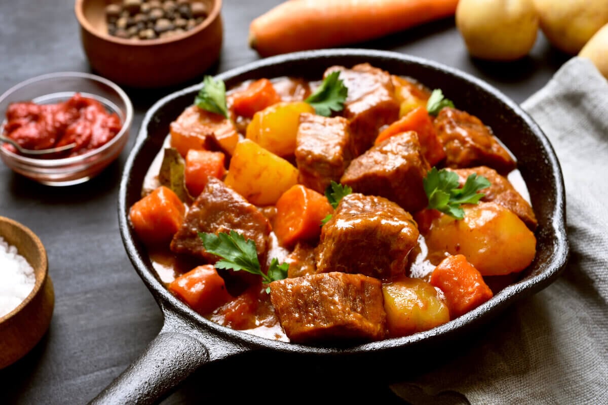 Ensopado de carne com cenoura e batata (Imagem: Tatiana Volgutova | Shutterstock)