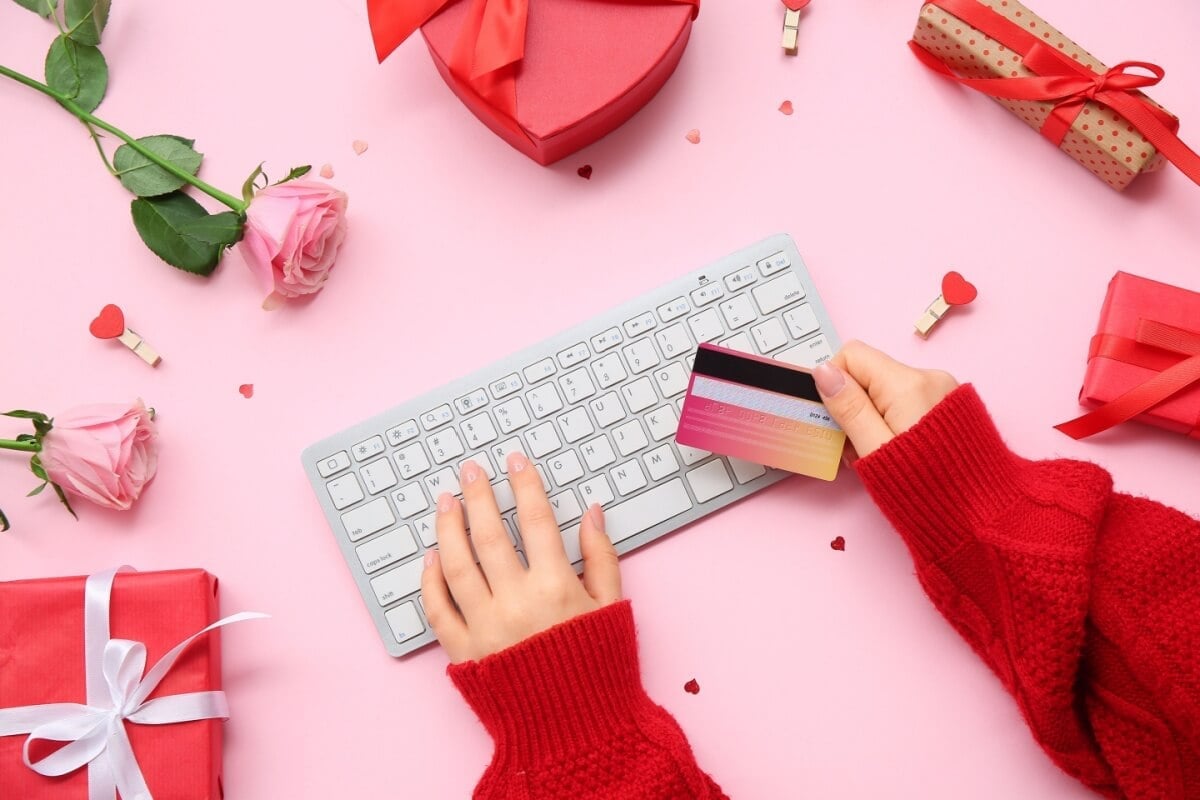 Golpes online aumentam durante datas comemorativas (Imagem: Pixel-Shot | Shutterstock) 