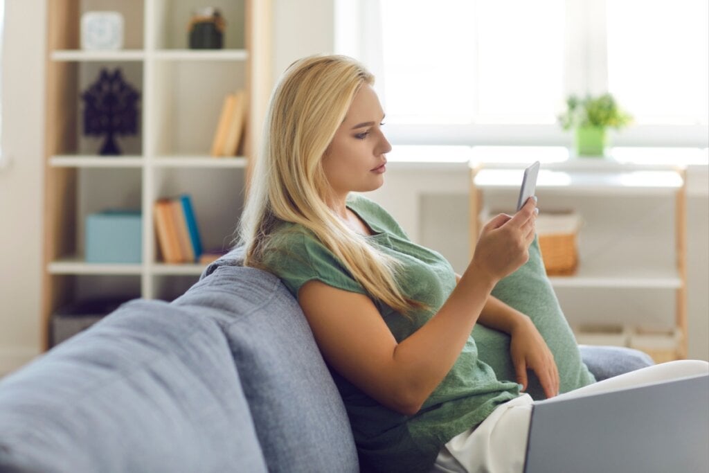 O excesso de tempo em frente às telas é um dos gatilhos para as crises de enxaqueca (Imagem: Studio Romantic | Shutterstock)