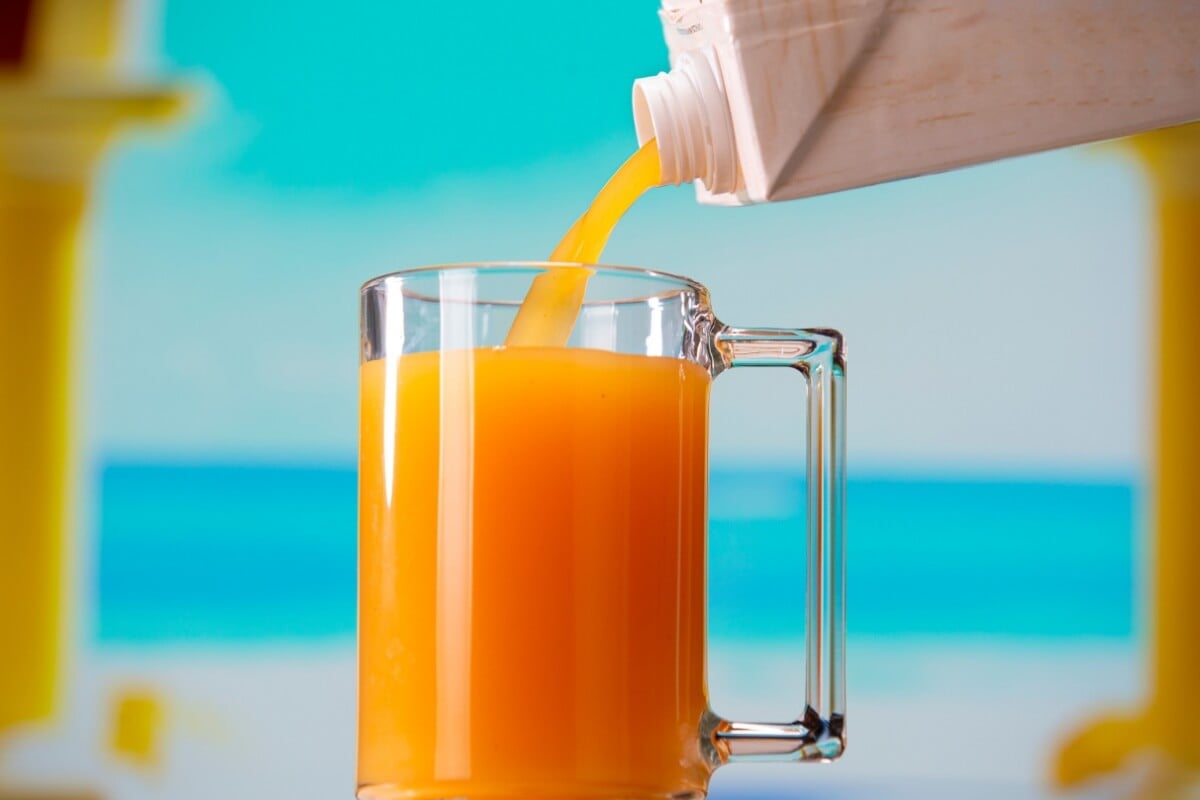 O suco 100% fruta em caixinha está cada vez mais presente no dia a dia dos brasileiros (Imagem: Viktor_LA | Shutterstock)