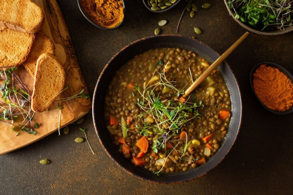Sopa de lentilha com legumes (Imagem: pundapanda | Shutterstock) 