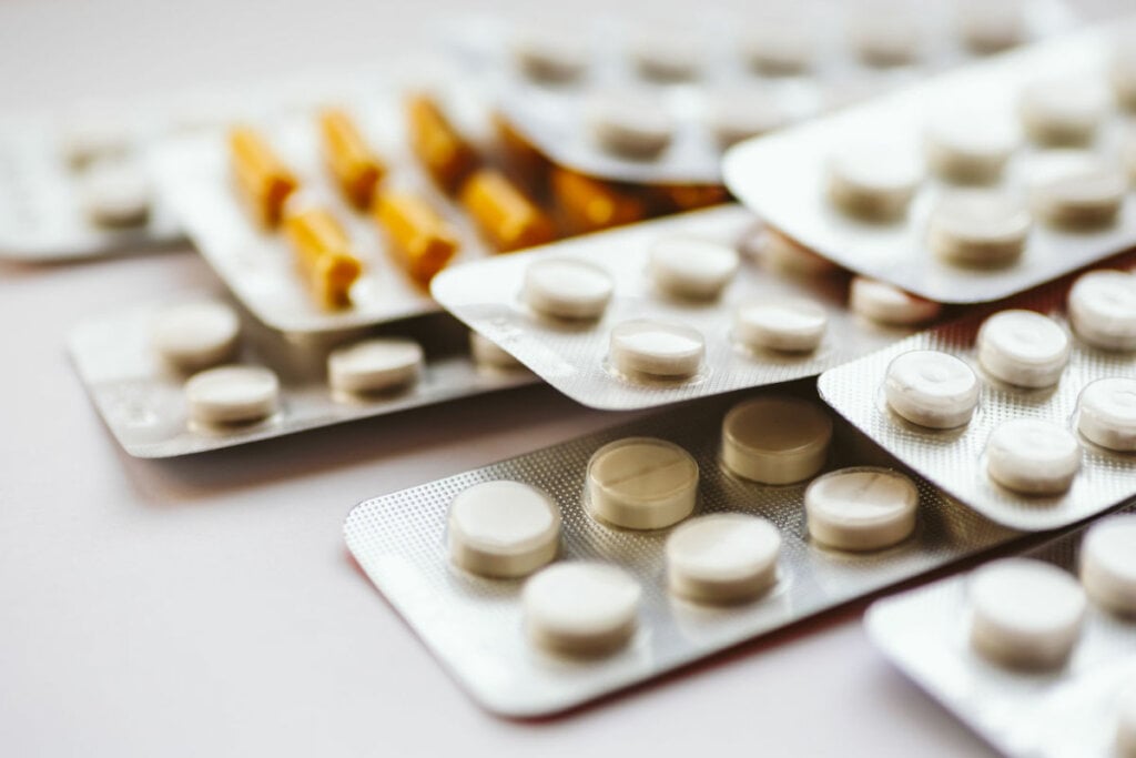 Usar muitos medicamentos ao mesmo tempo pode causar problemas de saúde (Imagem: DedMityay | Shutterstock)