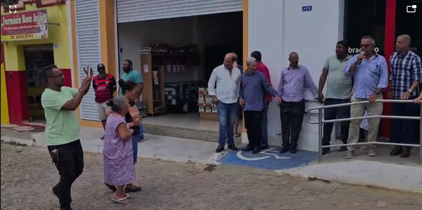 Moradores e funcionários protestam contra fechamento do Bradesco em Palmeiras