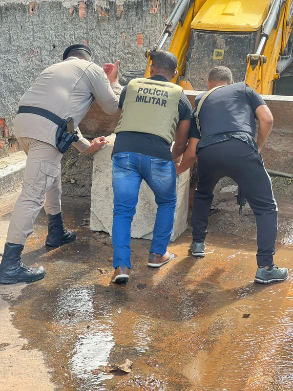 Policiais retiram barreira posta por facção em Mata de São João por 53ª CIMP