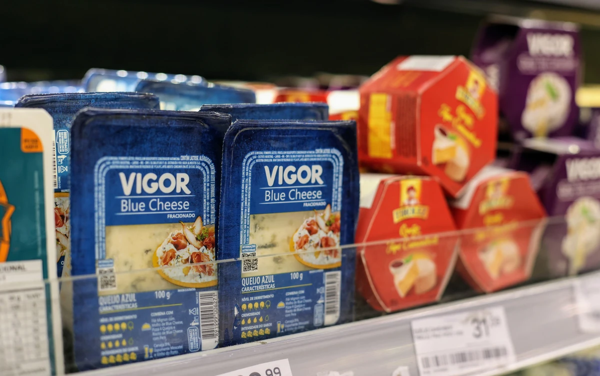 Uma das marcas opta por usar o termo queijo azul em inglês, com 