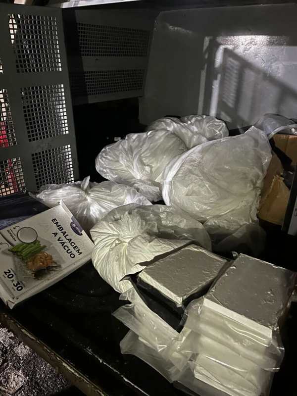Quase 100 kg de cocaína foram encontrados em laboratório de drogas em Monte Gordo por Divulgação/Polícia Militar