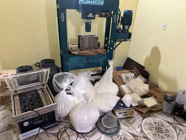 Quase 100 kg de cocaína foram encontrados em laboratório de drogas em Monte Gordo