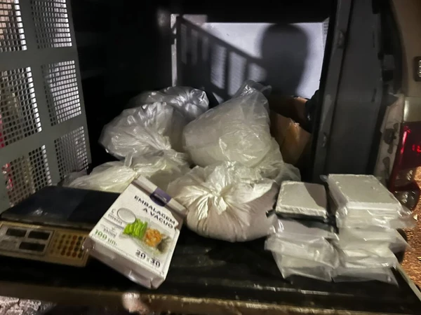 Quase 100 kg de cocaína foram encontrados em laboratório de drogas em Monte Gordo por Divulgação/Polícia Militar