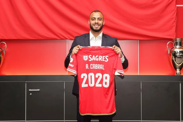 Arthur Cabral (Benfica) por Divulgação/Benfica