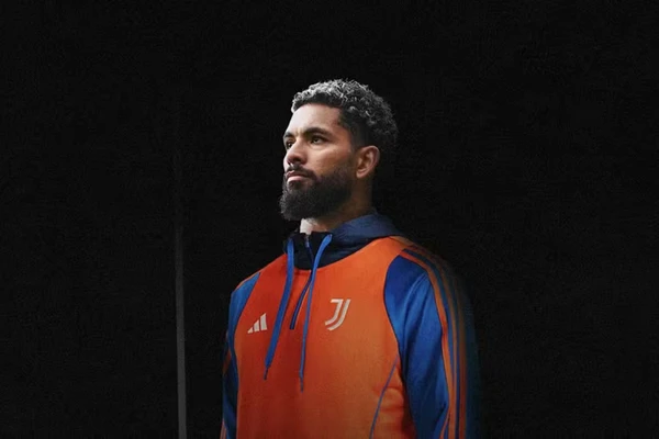 Douglas Luiz (Juventus) por Divulgação/Juventus