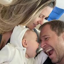 Filha de Tiego Leifert, Lua tem retinoblastoma por Reprodução