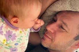 Filha de Tiego Leifert, Lua tem retinoblastoma por Reprodução