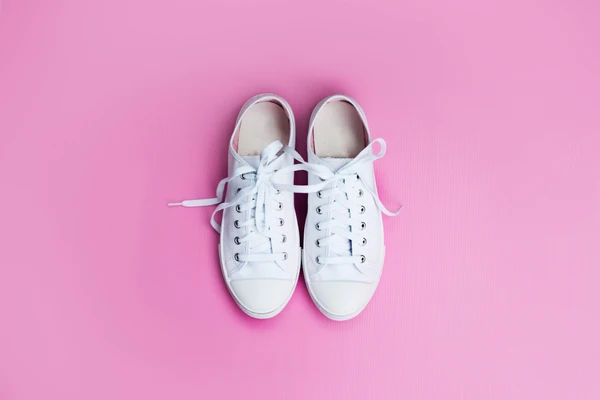 Técnica ensina como tirar manchas de tênis branco por Shutterstock