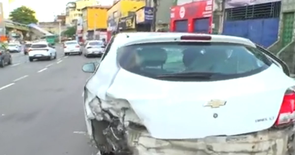 Imagem - Viatura desvia de cachorro na pista, capota e atinge quatro carros na Av. Bonocô