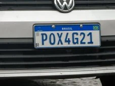 Imagem - Por que algumas placas de carro novas têm 'letrinhas' em cima delas? Entenda o motivo