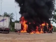 Imagem - Caminhões frigoríficos da JBS pegam fogo no interior da Bahia
