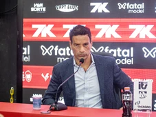 Imagem - Gustavo Vieira vive indefinição sobre futuro no Vitória; relembre passagem