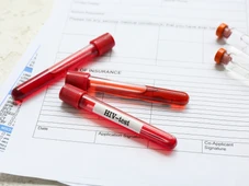 Imagem - Justiça condena fundação por demissão de funcionário com HIV forçado a revelar diagnóstico