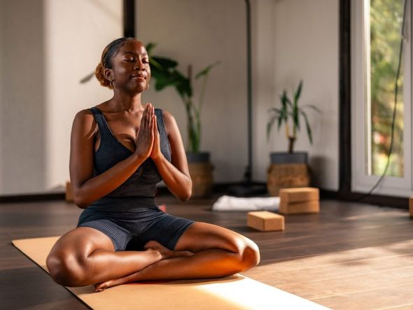Imagem - Conheça os benefícios da prática de yoga às cegas