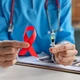 Imagem - Transmissão pela comida? Infectologista rebate mitos sobre o HIV