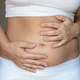 Imagem - Segurar pum pode gerar síndrome no intestino e até 'estourar' órgão; entenda