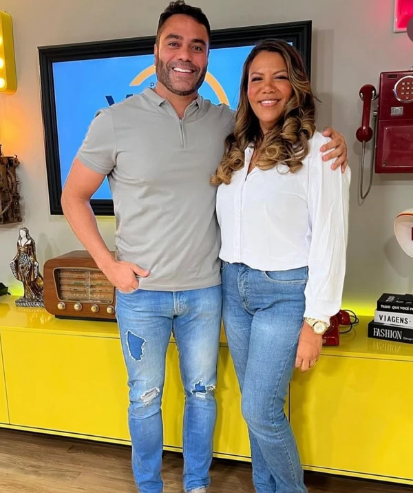 Aldo Benevides e a influenciadora Mani Reggo no programa "Vem Que Tem" por Divulgação