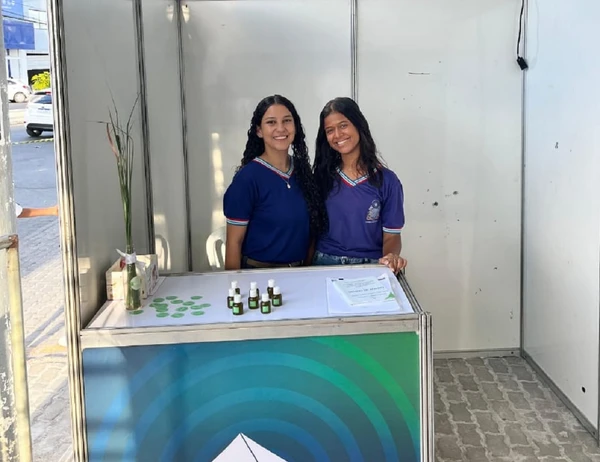As alunas  Emília Vieira Araújo e Tainara Rocha de Oliveira, 