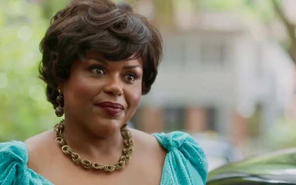 Carla Cristina Cardoso é Iolanda em 'Garota do Momento' por Reprodução/TV Globo      
